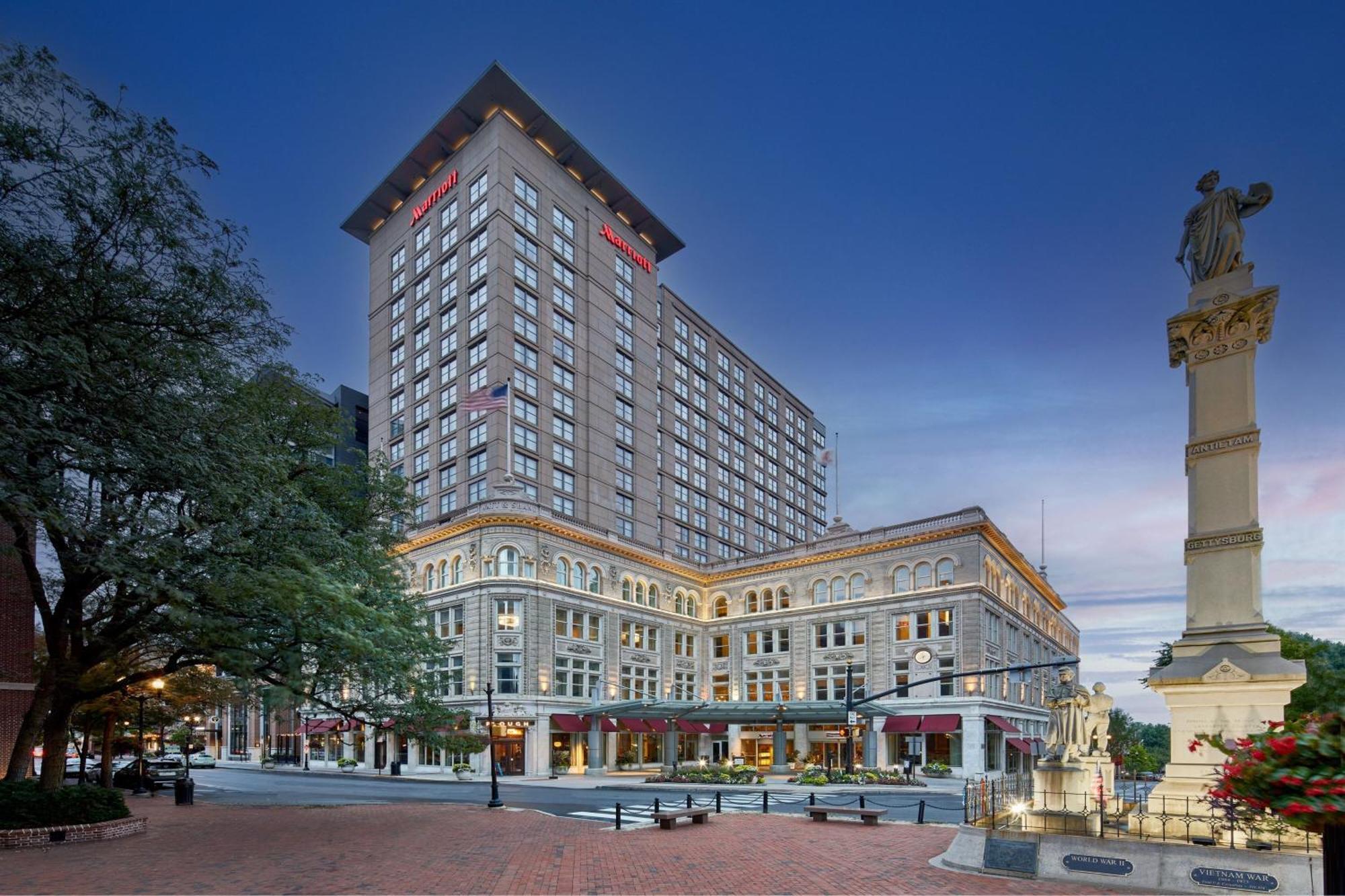 Lancaster Marriott At Penn Square Hotel Екстериор снимка